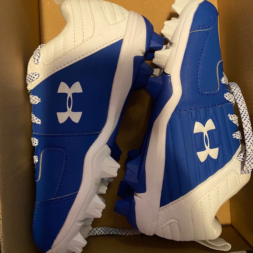 Under Armour boys baseball cleats